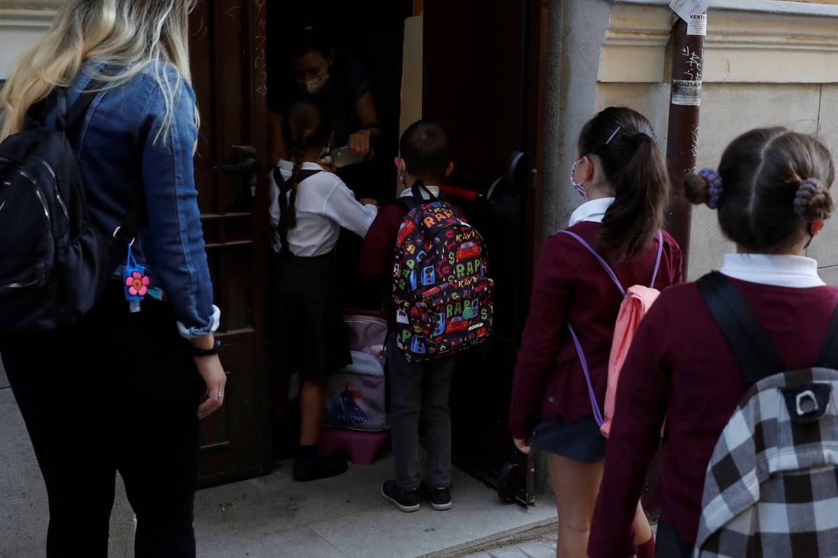 Unos niños entrando en fila al colegio (Foto: EFE/J.J.Guillén)